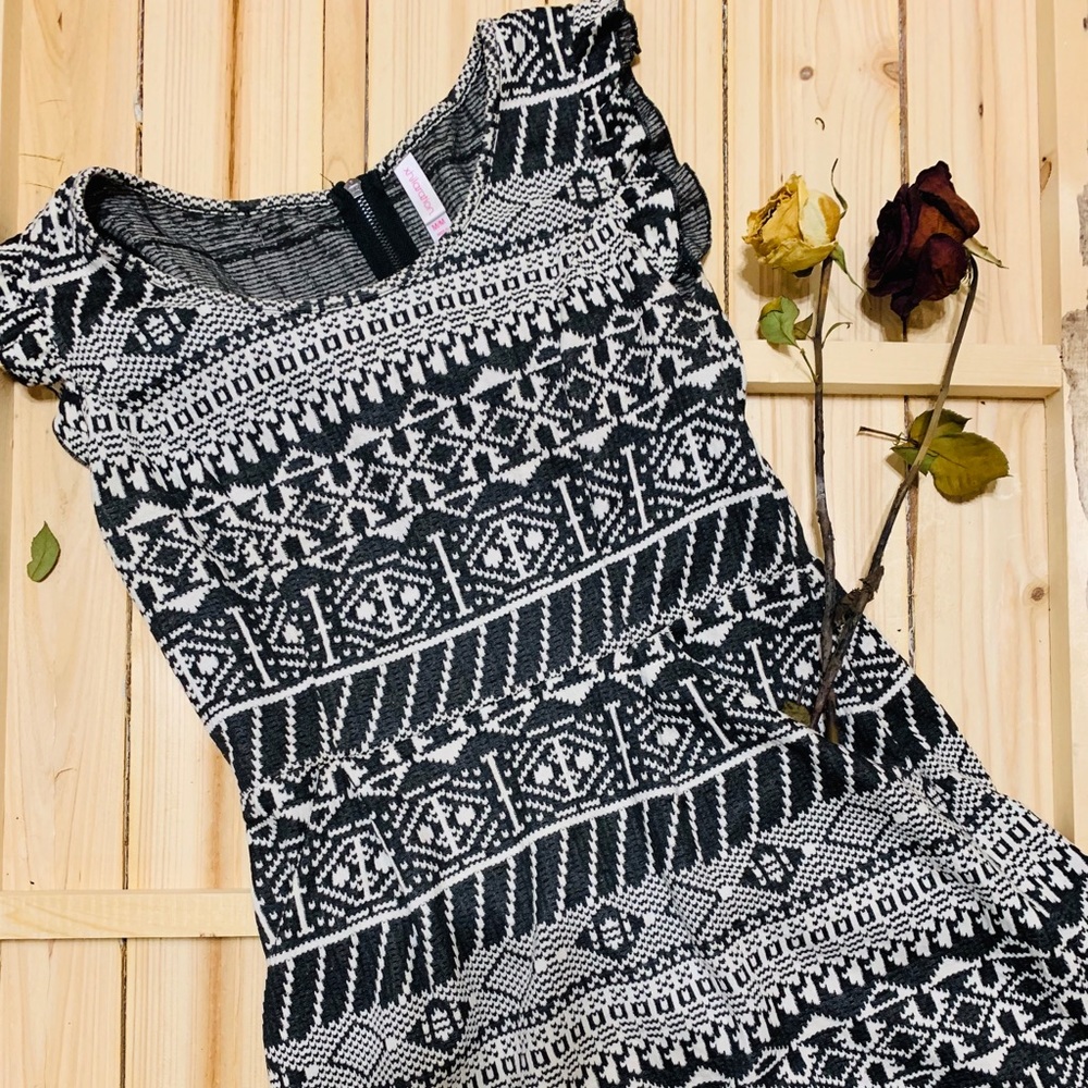 Black and white patterned dress